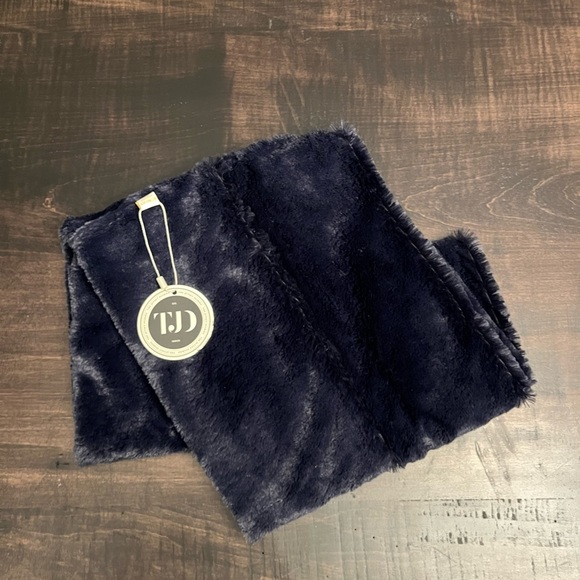 Faux Fur Navy Infinity Scarf - Picture 5 of 7